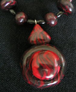 Collier pendentif rouge
