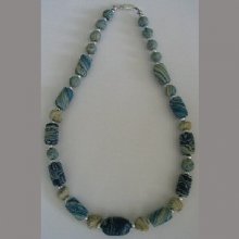 Collier bleu marbr&eacute;