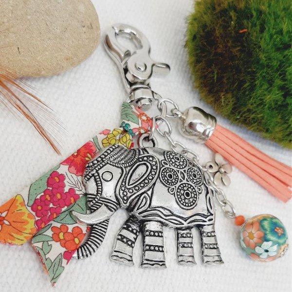 Taskejuvel med stort elefanth&aelig;ngsel i antik s&oslash;lv og matchende b&aring;nd til et unikt design