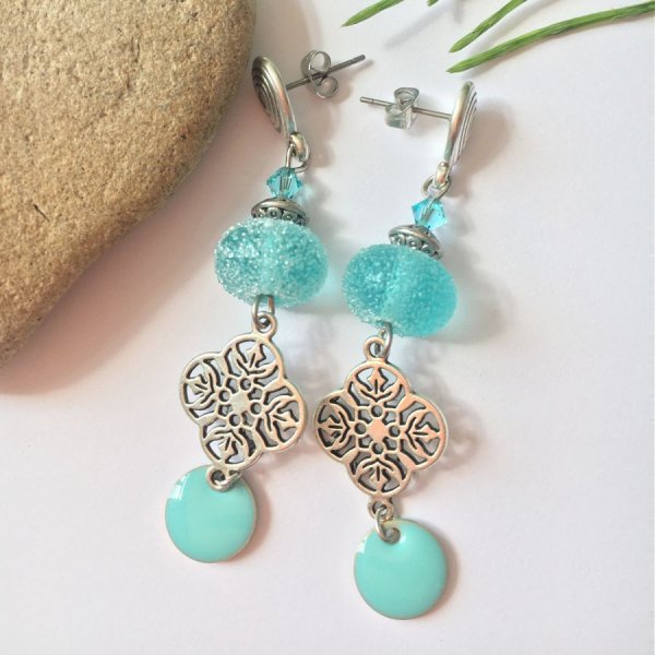 &oslash;reringe med en s&oslash;d bl&aring; truquoise himmel effekt perle i h&aring;ndspundet glas