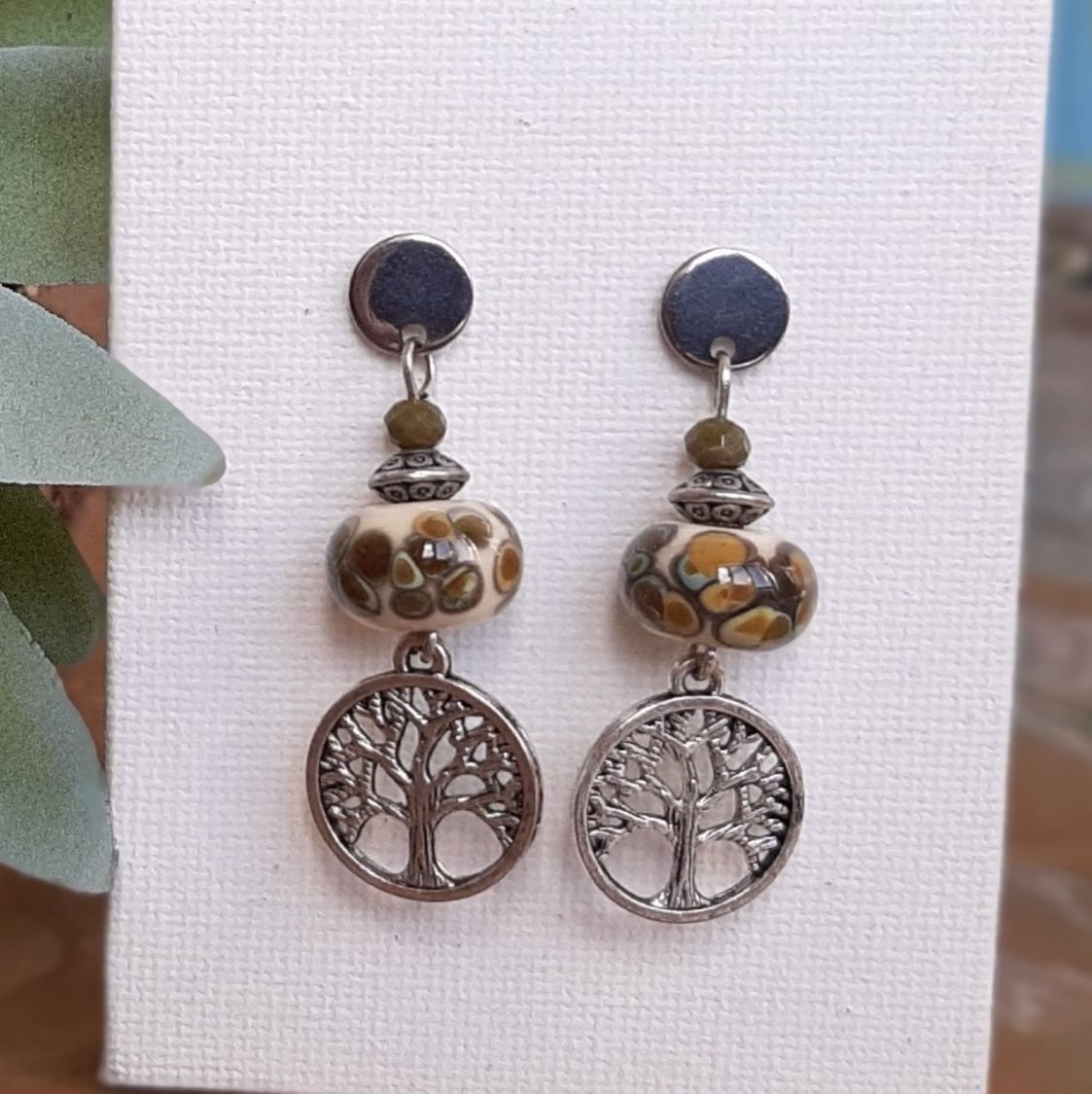 boucles d'oreille perle rakue en verre filé et pendentif symbole arbre de vie en métal argenté