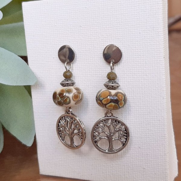 boucles d'oreille perle rakue en verre fil&eacute; et pendentif symbole arbre de vie en m&eacute;tal argent&eacute;