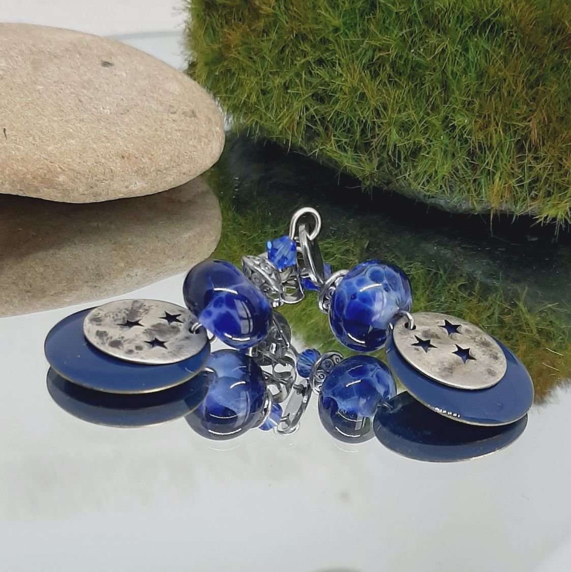 boucles d'oreilles nuit d'étoiles monochrome bleu avec perle de créateur en verre filé couleur bleue nuit 