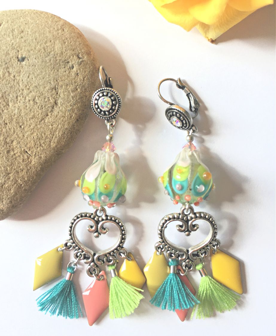 boucles d'oreilles pour oreilles percéesvertes avec pompons et strass colorées