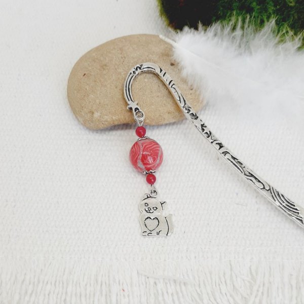 Bogm&aelig;rke kat vedh&aelig;ng med hjerte og perle h&aring;ndlavet gr&aring; og jordb&aelig;r farve