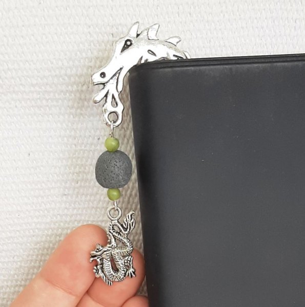 sidem&aelig;rke drage vedh&aelig;ng med gr&aring; h&aring;ndlavet perle og natursten perle