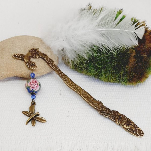 m&aelig;rkesider vedh&aelig;ng libelluele bronze farve med sublime perle med pink rose h&aring;ndmadertisanale 