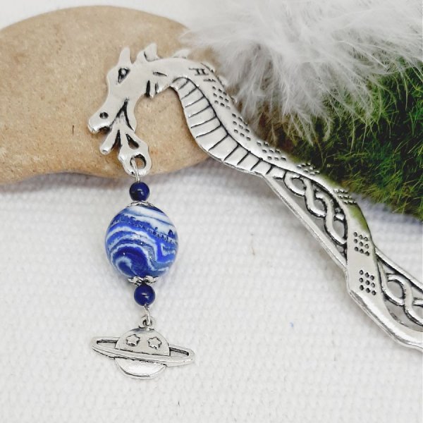 bogm&aelig;rke smukke planet tema vedh&aelig;ng med bl&aring; perle &oslash;kologisk univers