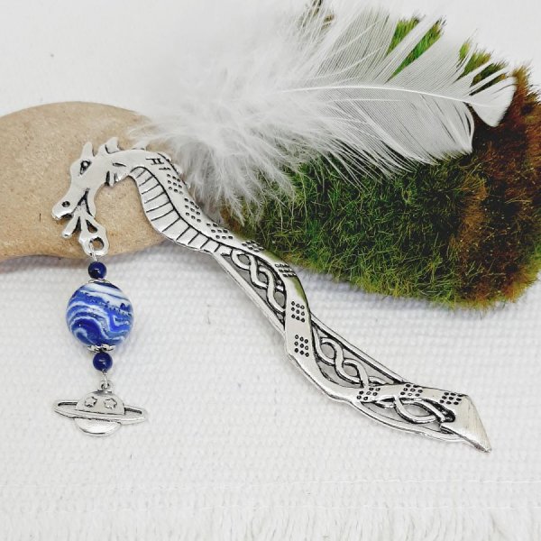 bogm&aelig;rke smukke planet tema vedh&aelig;ng med bl&aring; perle &oslash;kologisk univers