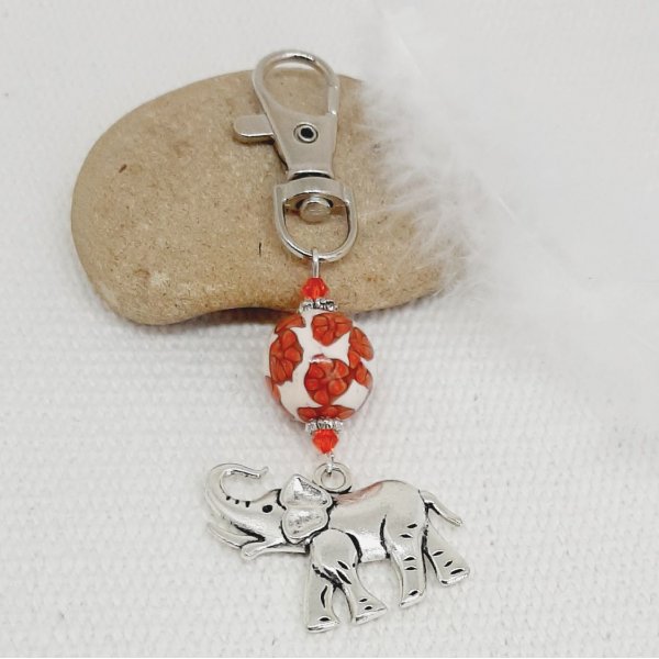 porte cl&eacute; argent&eacute; pendentif &eacute;l&eacute;phant argent&eacute; et perle artisanale faite &agrave; la main orange et beige