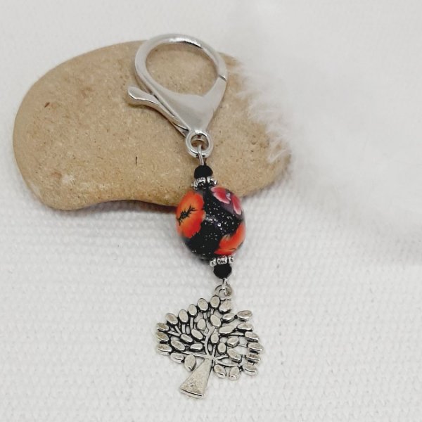 porte cl&eacute; argent&eacute; symbole arbre de vie et perlenoire coquelicot originale faite &agrave; la main