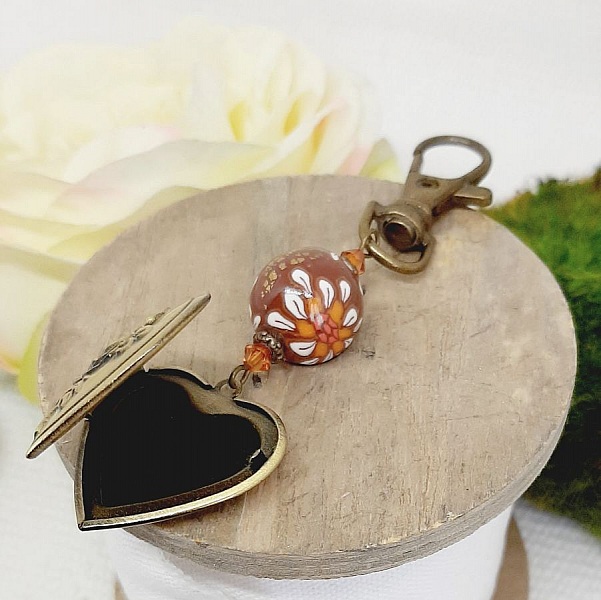 p&aelig;dagogisk n&oslash;glering med foto og perle i brunt polymer ler og hvidt blomsteret 