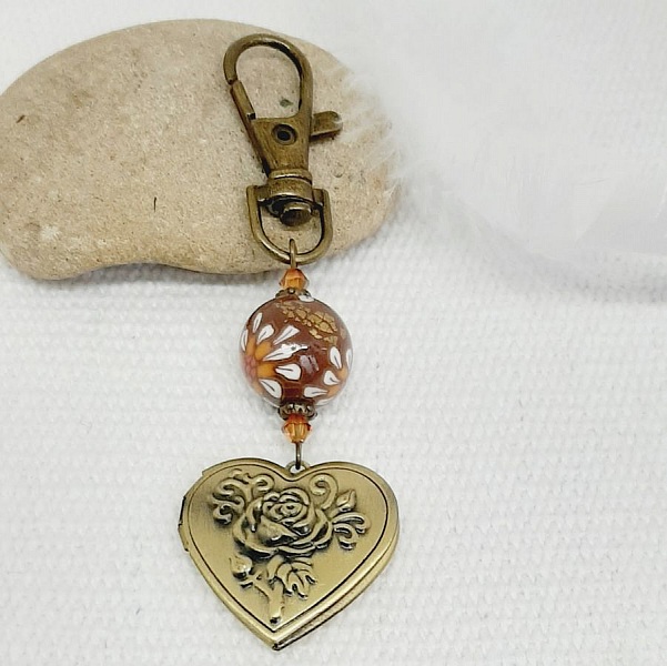 p&aelig;dagogisk n&oslash;glering med foto og perle i brunt polymer ler og hvidt blomsteret 