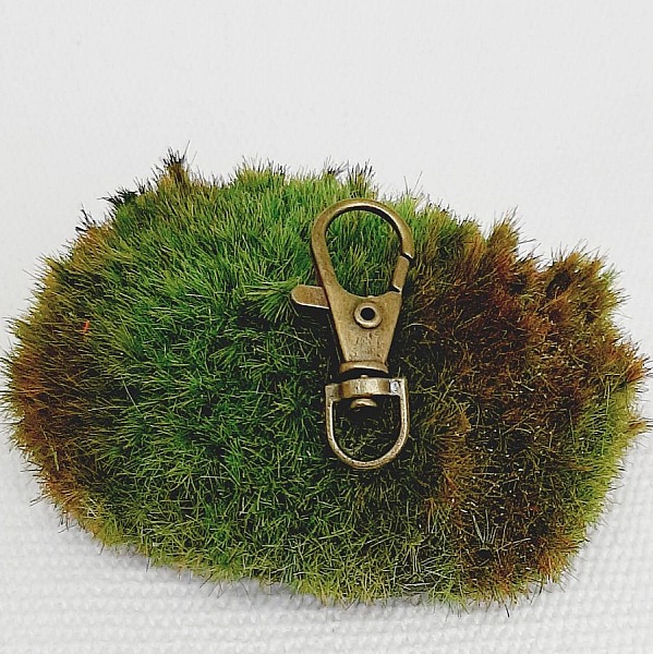 p&aelig;dagogisk n&oslash;glering med foto og perle i brunt polymer ler og hvidt blomsteret 