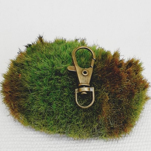 N&oslash;glering eller taskesmykke med englevinge vedh&aelig;ng i bl&oslash;de pastelfarver