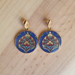 Boucles d'oreilles fleur orientale sur fond bleu