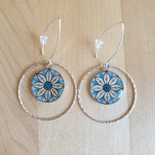Boucles d'oreille pendantes enluminure fleur argentée bleu paon avec anneau diamanté