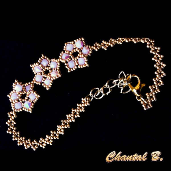 brudearmb&aring;nd med pink v&aelig;vede perler og guld