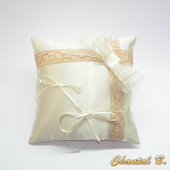 coussin romantique d'alliances vintage satin ivoire dentelle ancienne beige rosé ruban d'organza