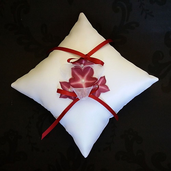 hvid blonde og organza str&oslash;mpeb&aring;nd med r&oslash;de blomster