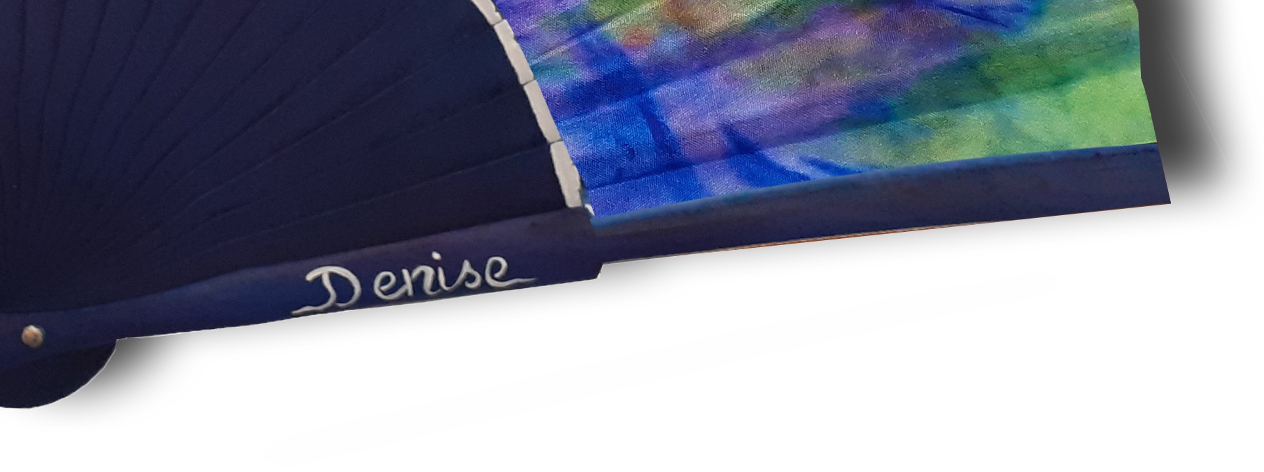 Eventail en satin dessin&eacute; et peint &agrave; la main 