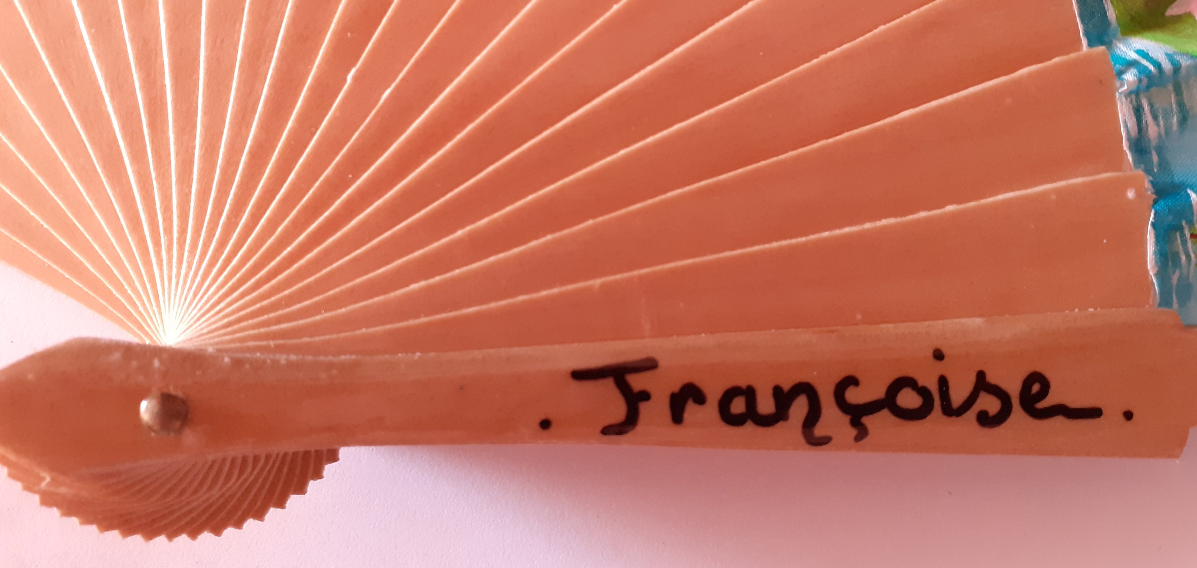 H&aring;ndtegnet og malet satinvifte "Piano Pianissimo