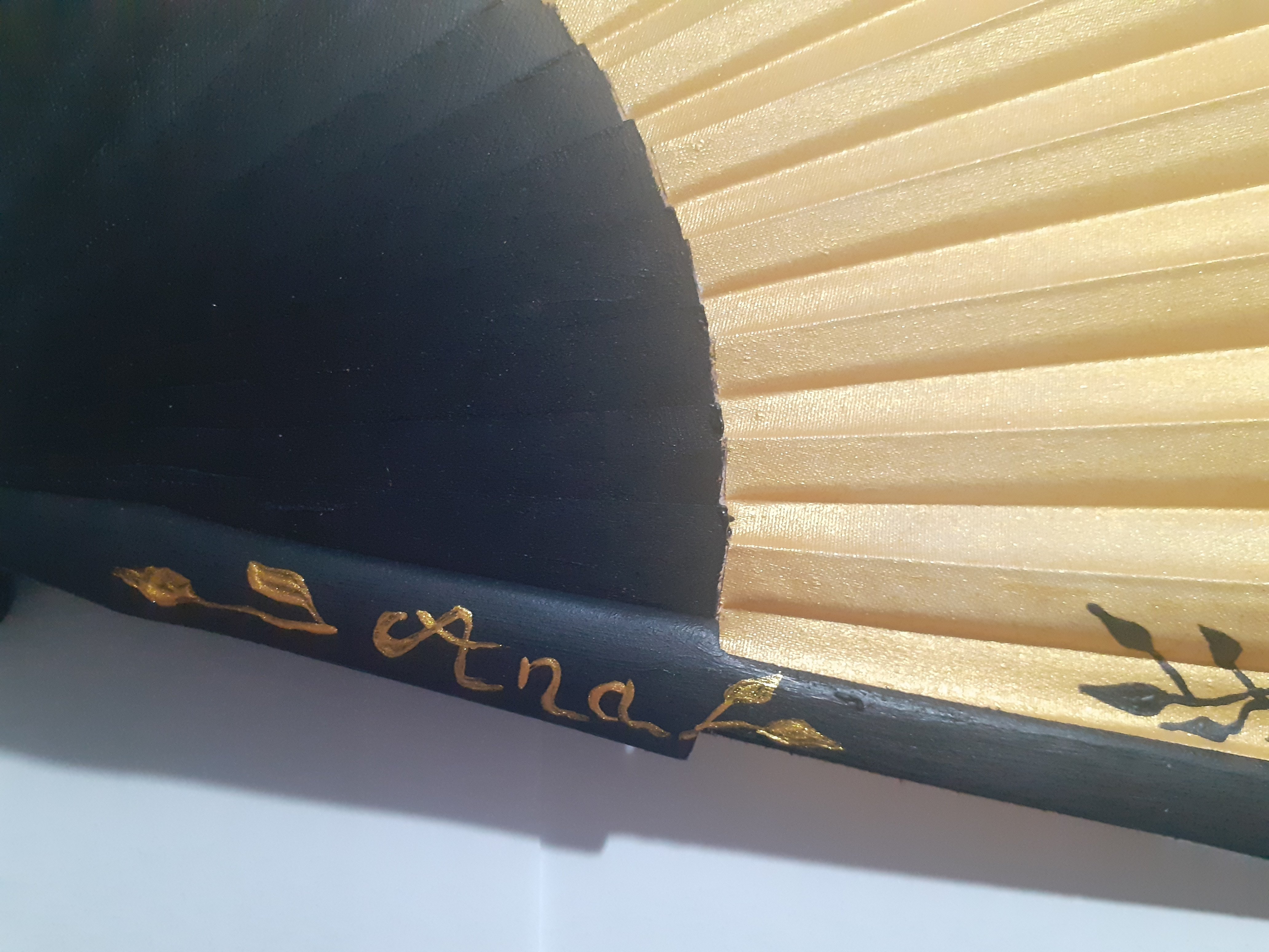 Eventail en soie dessin&eacute; et peint &agrave; la main "Holi fan"