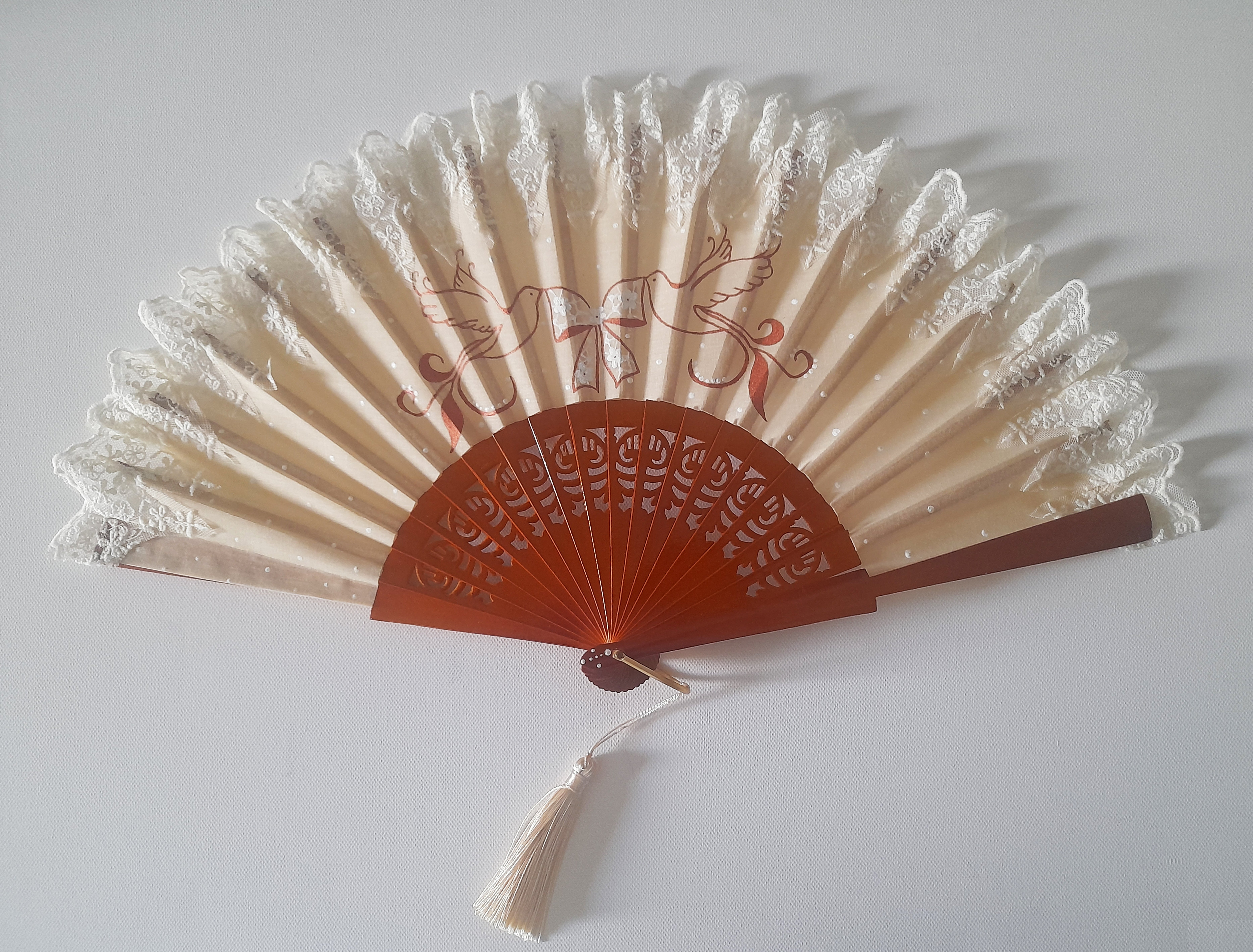 Un grand &eacute;ventail en dentelle et coton peint &agrave; la main. Bois ajour&eacute;.