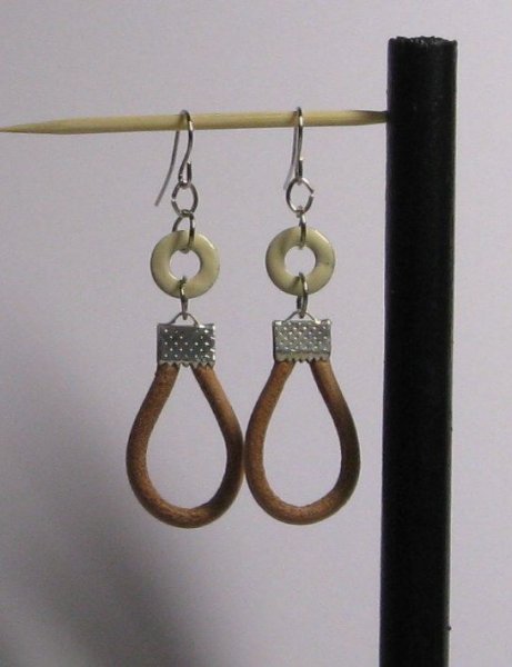 Boucles d'oreille fantaisie en cuir et émail