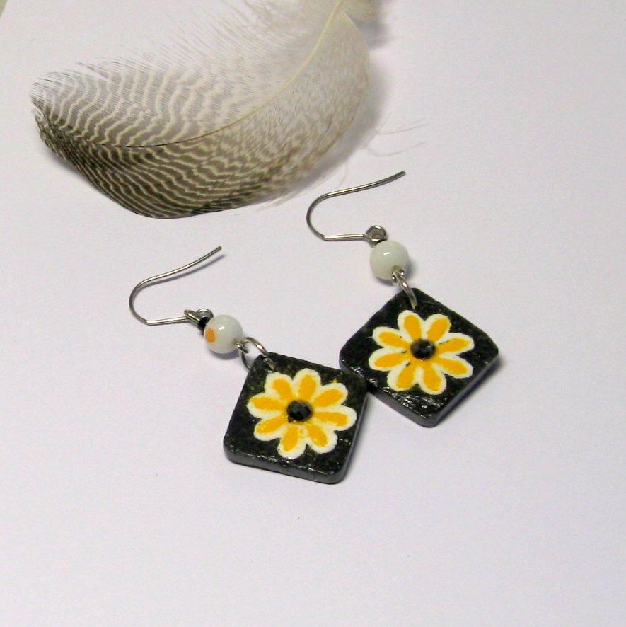 Boucles d'oreille pour Femme en Ardoise Emaillée d'une Fleur Jaune et Blanche, Création Artisanale