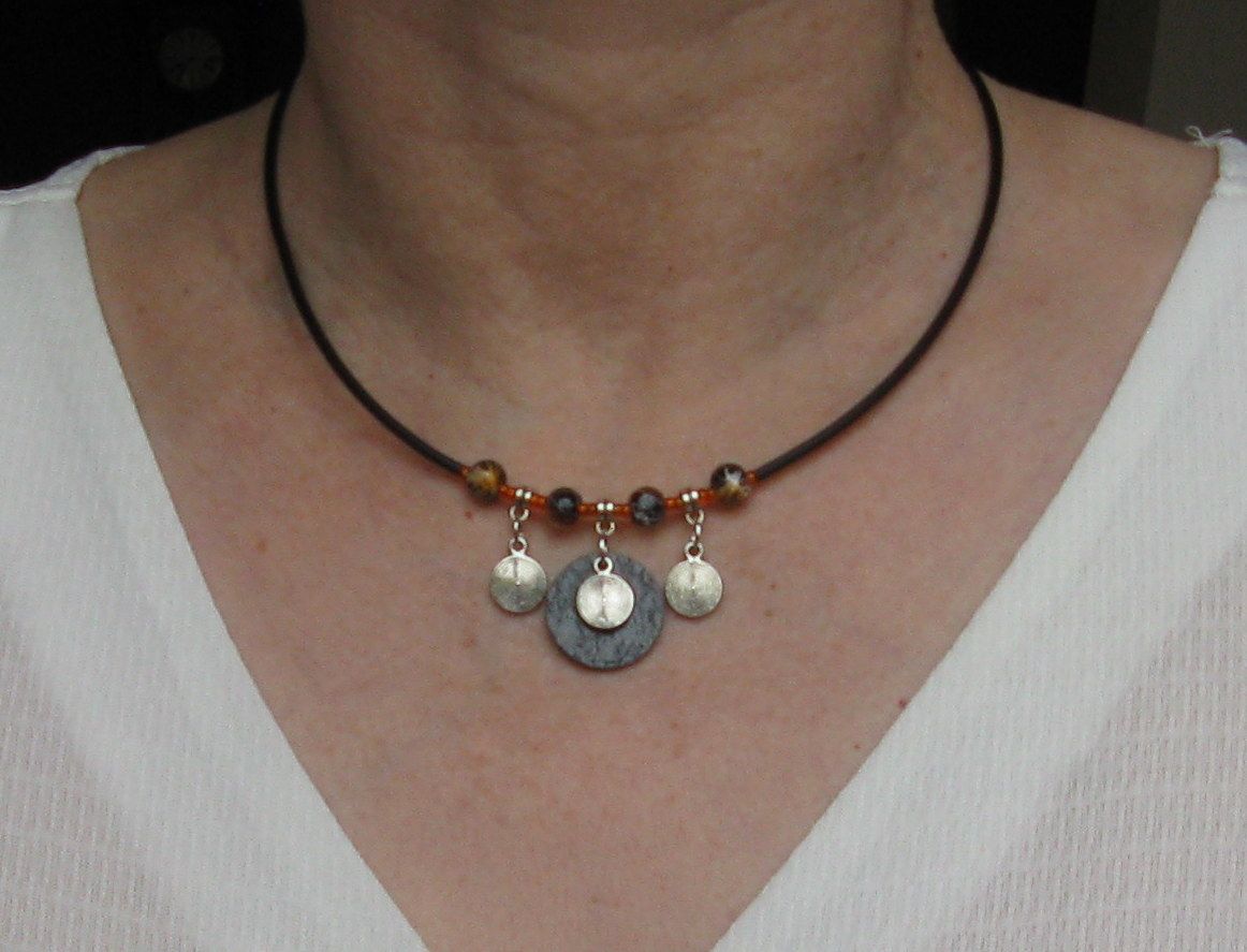 collier breloques orange et noir sur silicone 