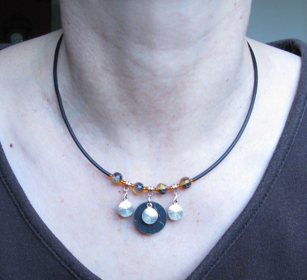 collier breloques orange et noir sur silicone 