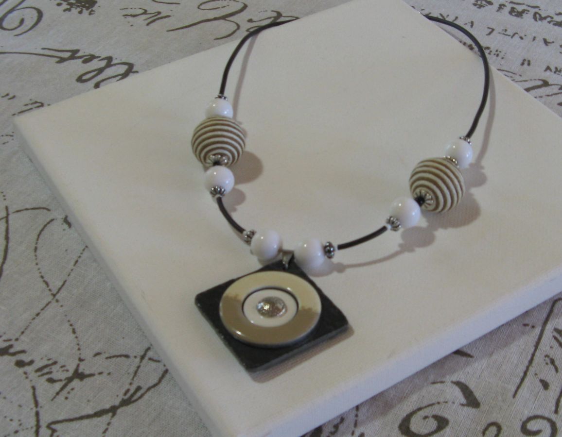 Gros Collier pour Femme en Ardoise Beige et BLanc, Création Unique