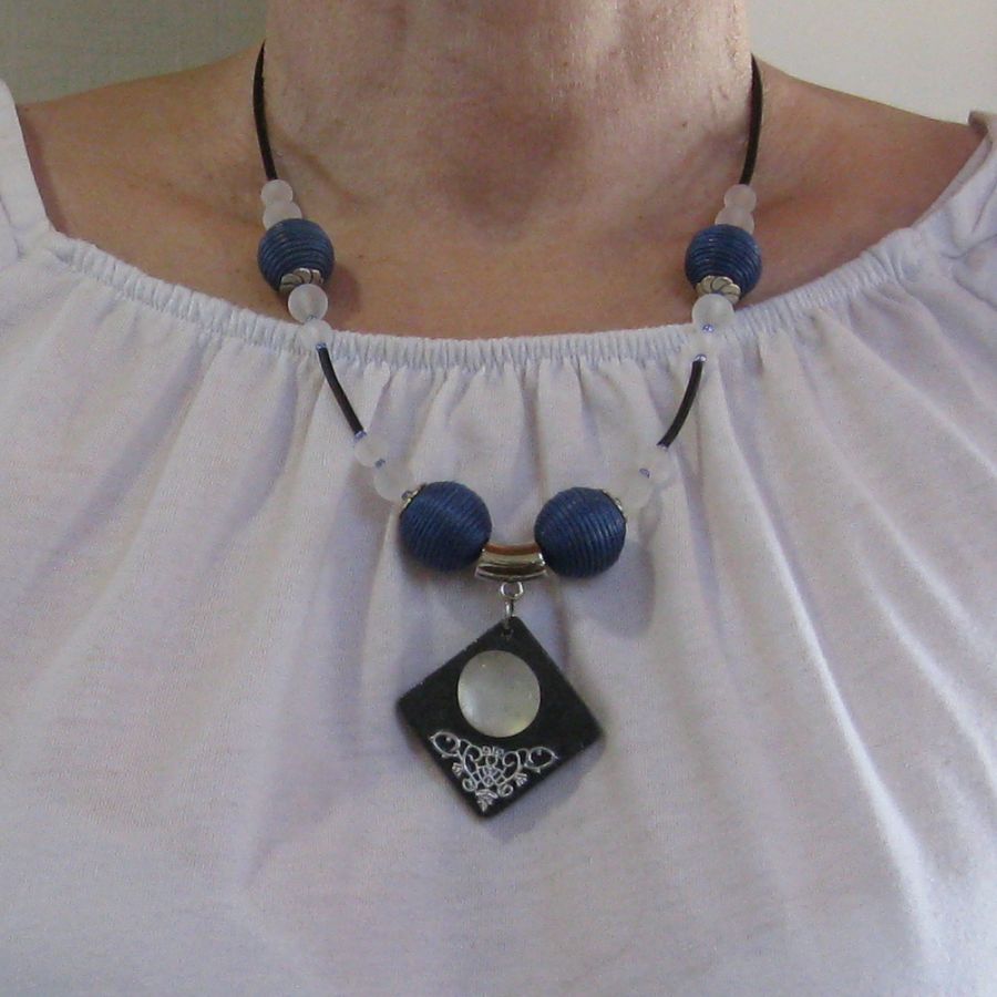 Collier pour Femme en Ardoise et Cabochon de Verre monté sur un Cordon de Silicone habillé de Grosses Perles bleues, Création unique 