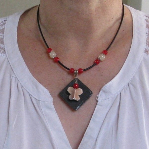 Collier Femme en Ardoise Papillon Argenté Monté sur un Cordon de Silicone Noir et Perles rouge, Création Unique