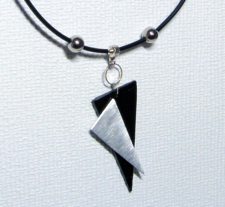 collier moderne triangles aluminium et ardoise