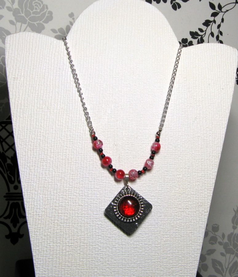 collier pendentif cabochon rouge sur ardoise montage chaine