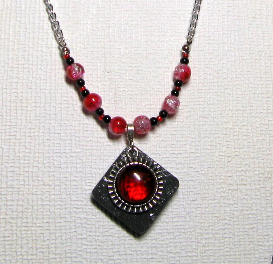 collier pendentif cabochon rouge sur ardoise montage chaine