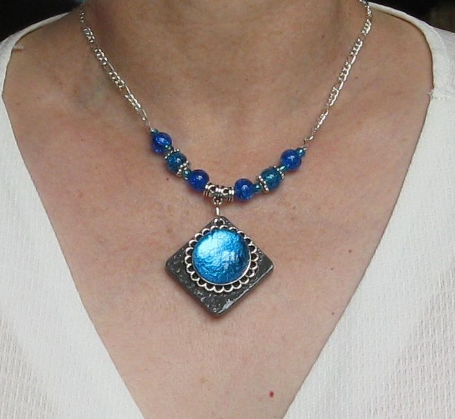 collier pendentif cabochon turquoise sur ardoise montage chaine