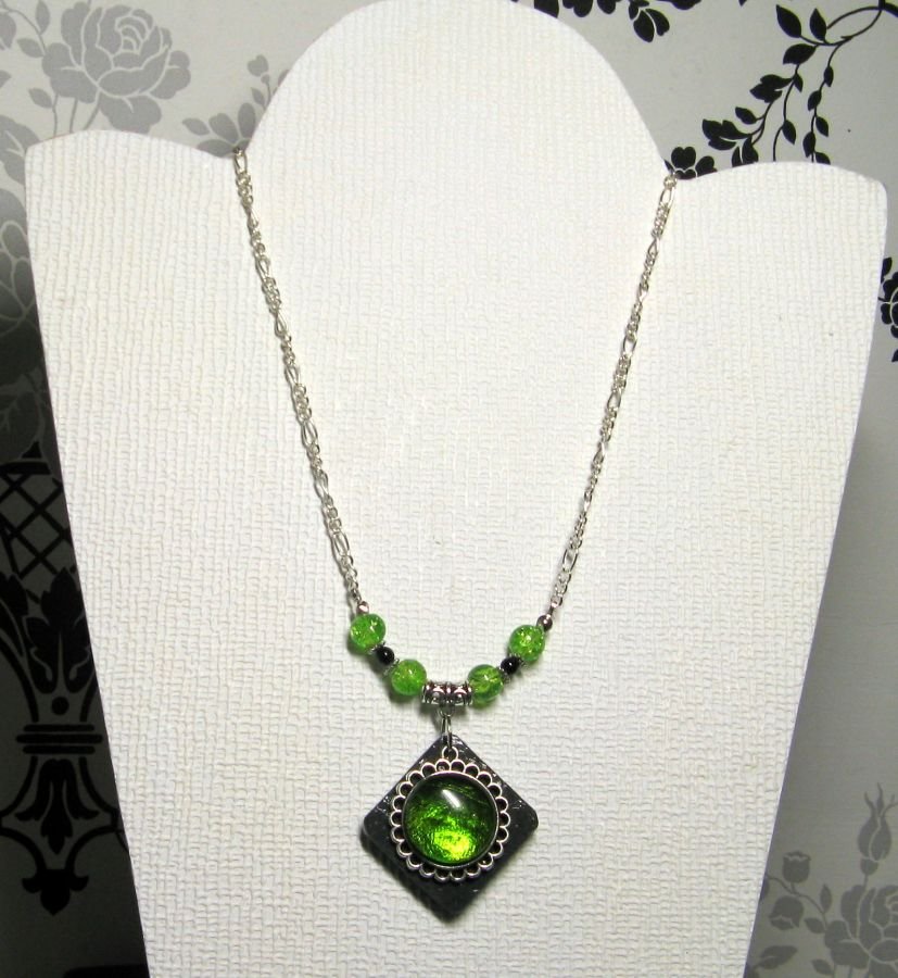 collier pendentif cabochon vert sur ardoise montage chaine