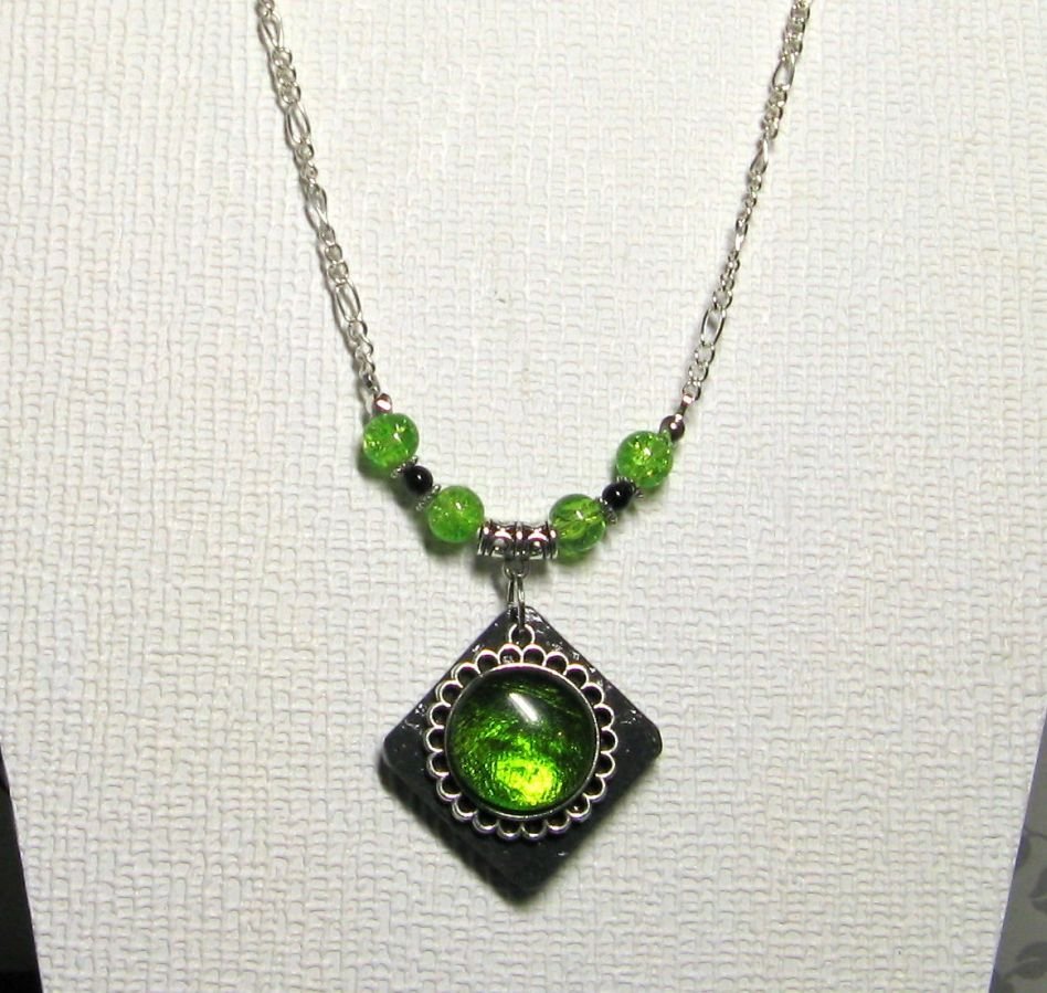 collier pendentif cabochon vert sur ardoise montage chaine