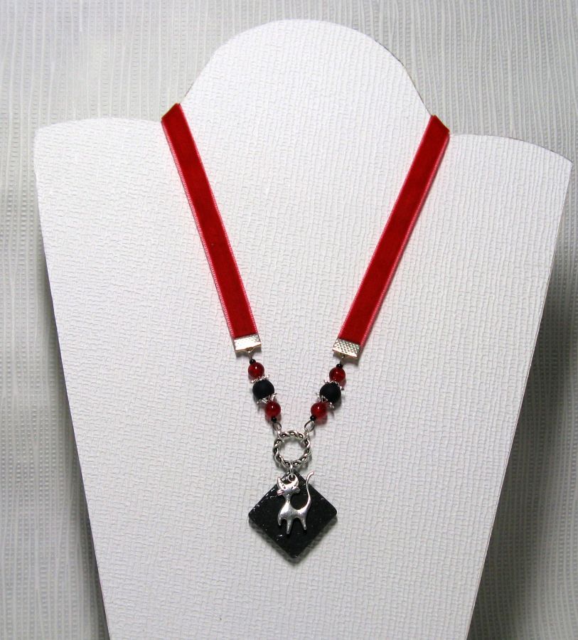 collier pendentif chat sur ardoise et velours rouge