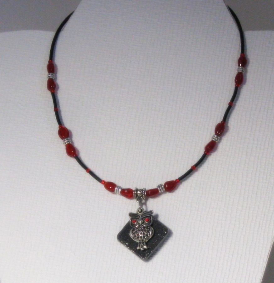 Collier pendentif chouette argentée sur ardoise monté sur silicone et perles rouges