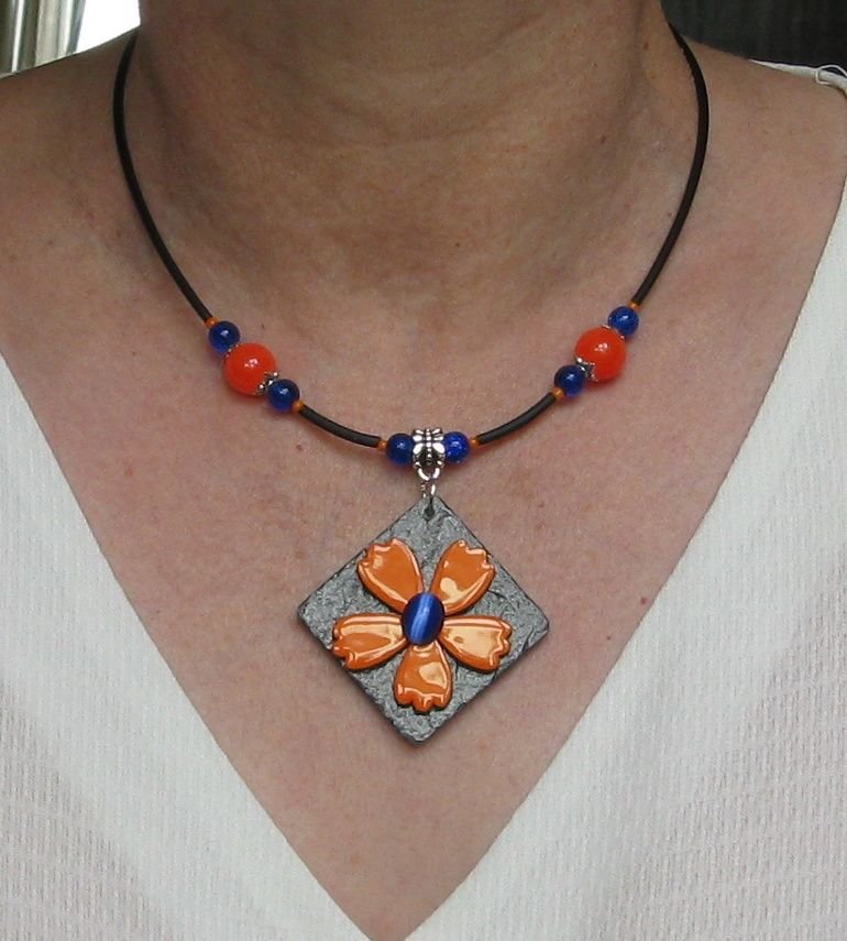 collier pendentif fleur émaillé orange sur pvc noir et perles bleu foncé