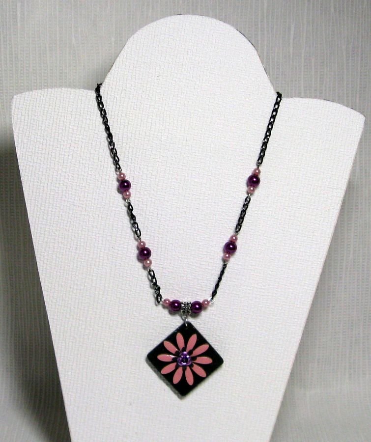 collier pendentif fleur émaillée rose sur chaine noire