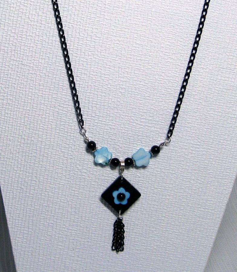 collier pendentif fleur nacrée bleue et ardoise sur chaine noire