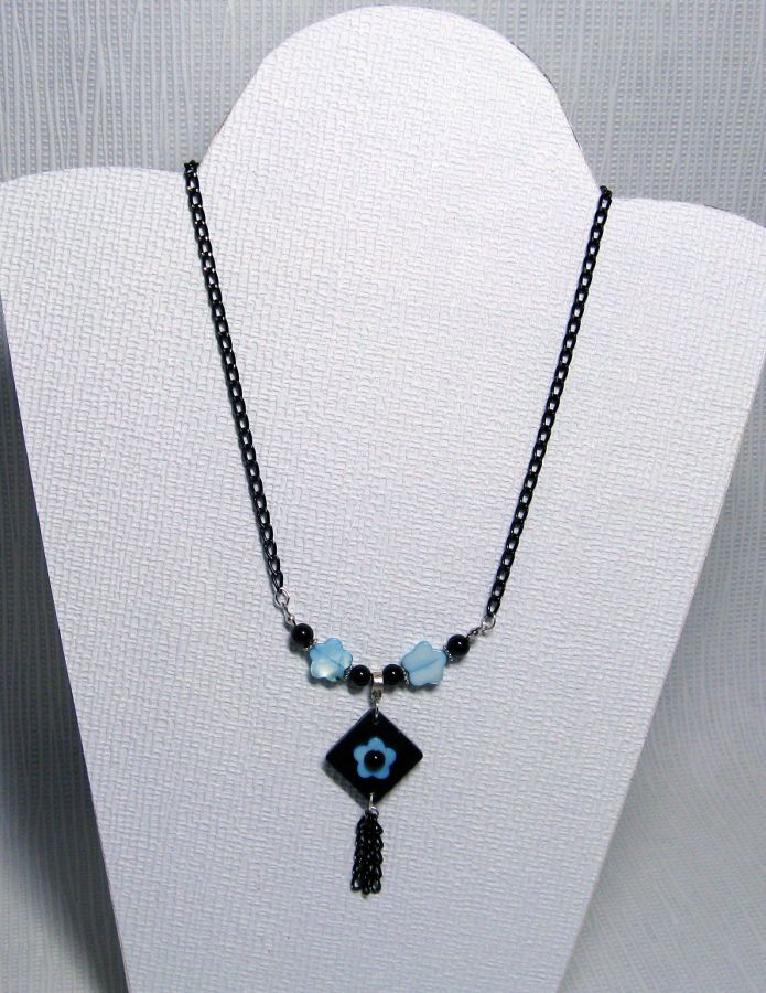 collier pendentif fleur nacrée bleue et ardoise sur chaine noire