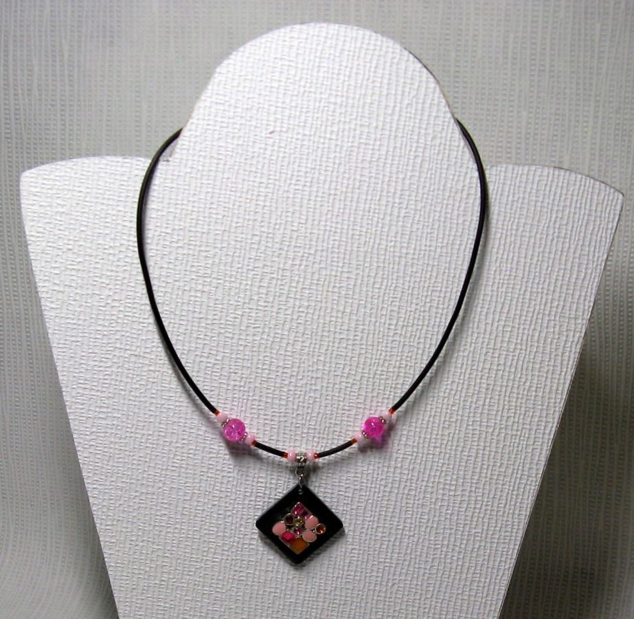 collier pendentif mosaïque rose  sur ardoise