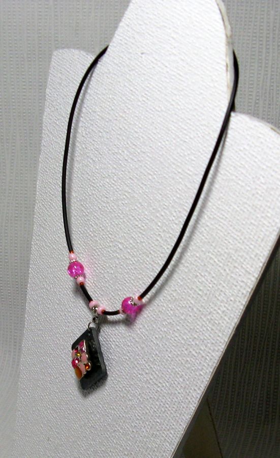 collier pendentif mosaïque rose  sur ardoise