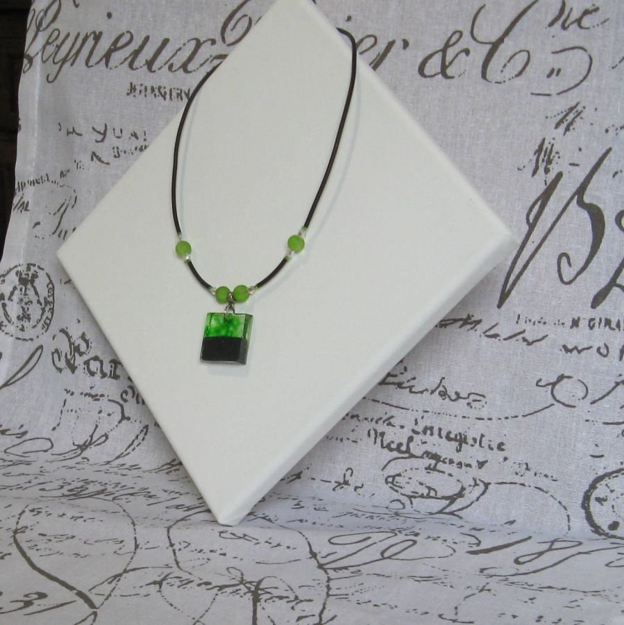 Collier Pendentif  Vert et  Noir sur Silicone et Perles, Création Artisanale Unique